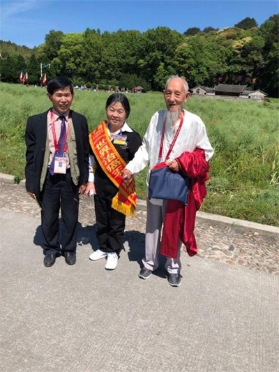 《世界治癌王一周和平》女人碾压全球医朮界根治好各类癌症疑难杂症 2025年度行业楷模人物特别报道&2026喜迎元旦特别报道